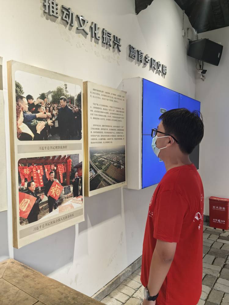 图为团队成员参观战旗村村史馆