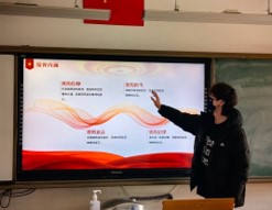 宣讲人向江苏省苏州实验中学的同学们讲述铁军精神