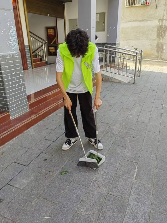 团队成员为社区打扫卫生