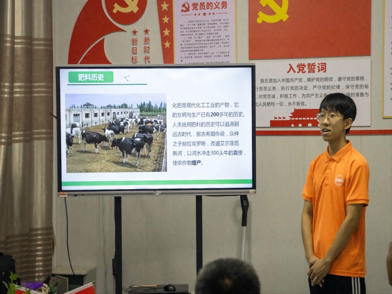 图3 团队成员正在进行肥料科普宣讲