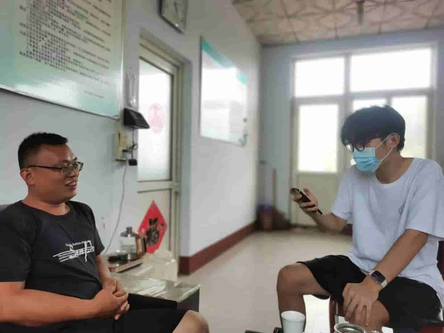 山东大学（威海）海洋学院斯维驰环保调研团成员开展线下调研活动