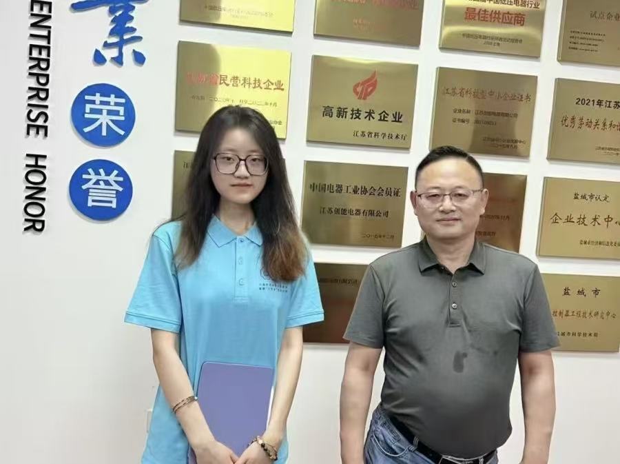 实践队员和创始人合影