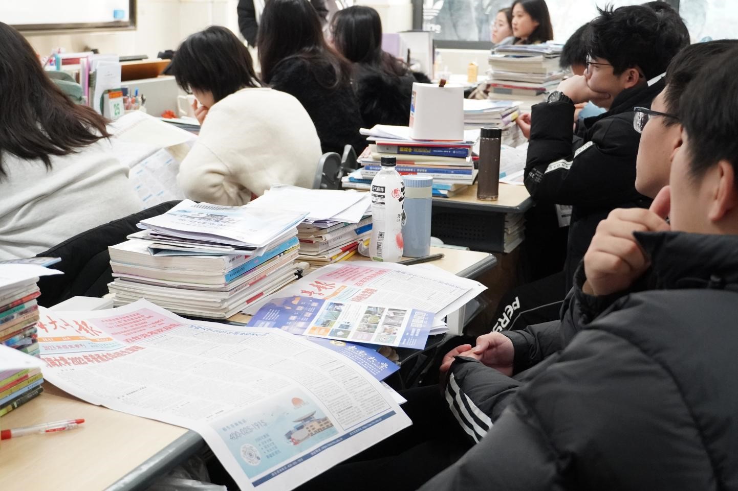 江苏省苏州实验中学的同学们认真聆听宣讲内容