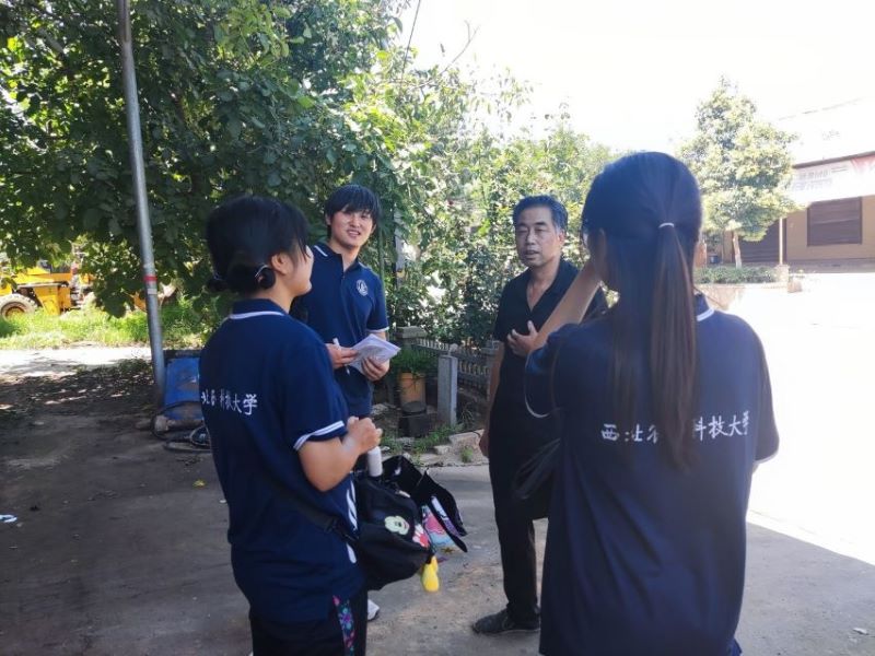 调研员采访村民
