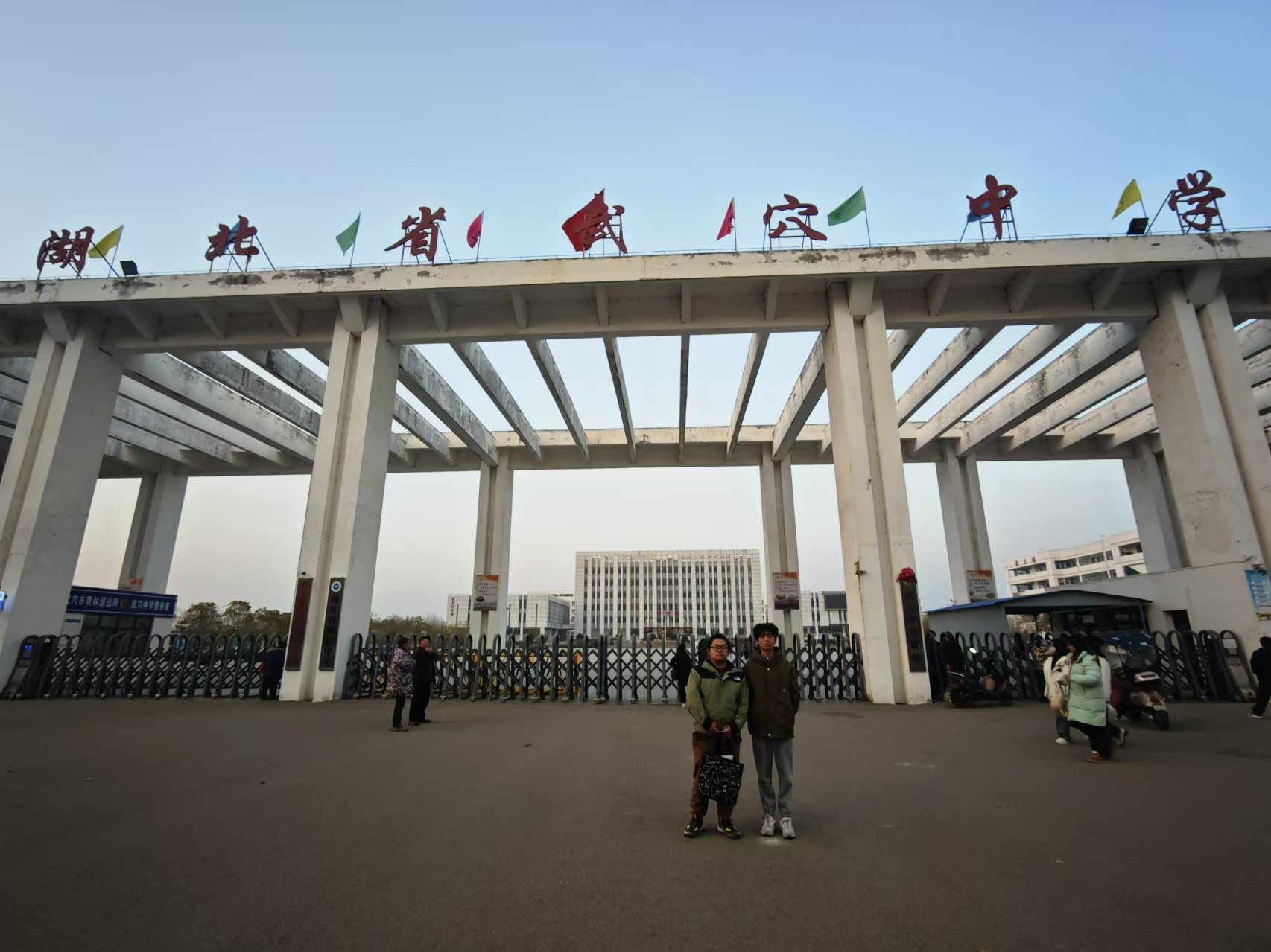 ͼΪ���ֶ�Ա��У�ſں�Ӱ����� ��ͼ