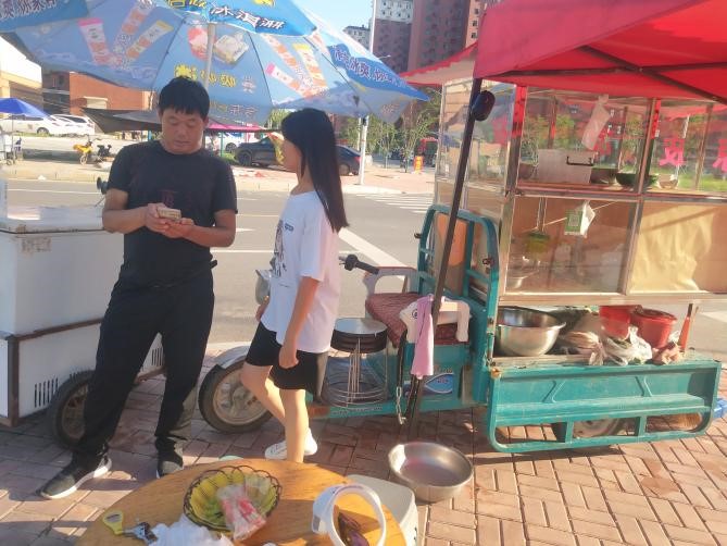 队员通过线上问卷对小吃摊主进行调查
