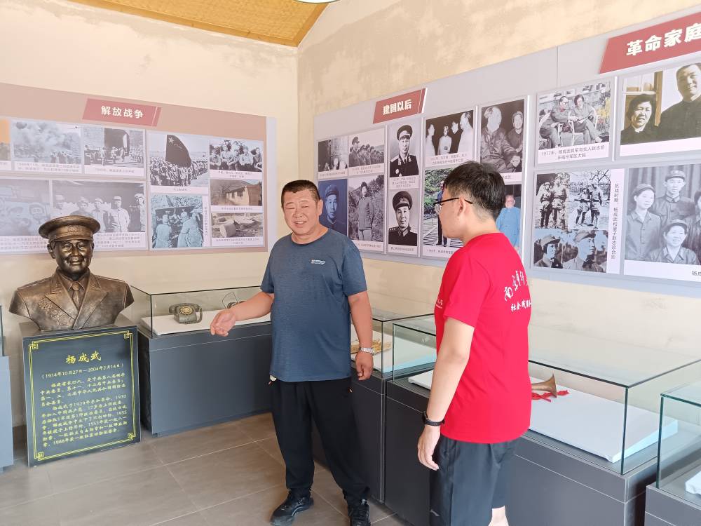 图为团队成员采访沙家庄村支书