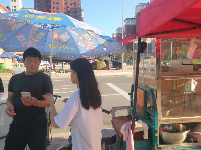 队员通过线上问卷对小吃摊主进行调查