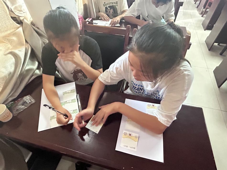 图为小朋友写便签纸条