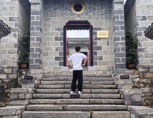 图为实践团成员探寻历史痕迹 王子阳 供图.jpg