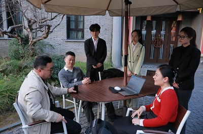 图为会后团队成员与专家交流探讨照