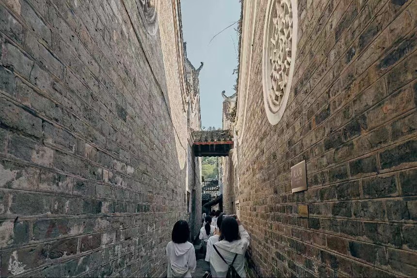 图为实践团参观龙溪李家大院 今日大学生网通讯员 羊锦鸿 供图