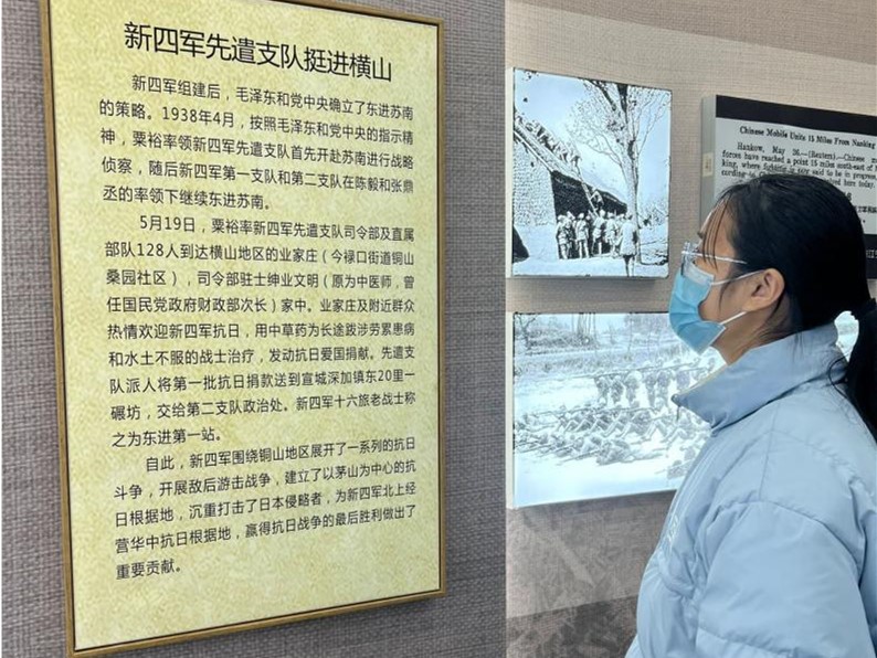 团队成员观看展品