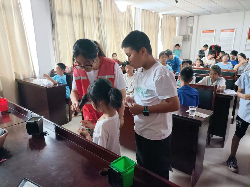 图为垃圾分类游戏活动现场