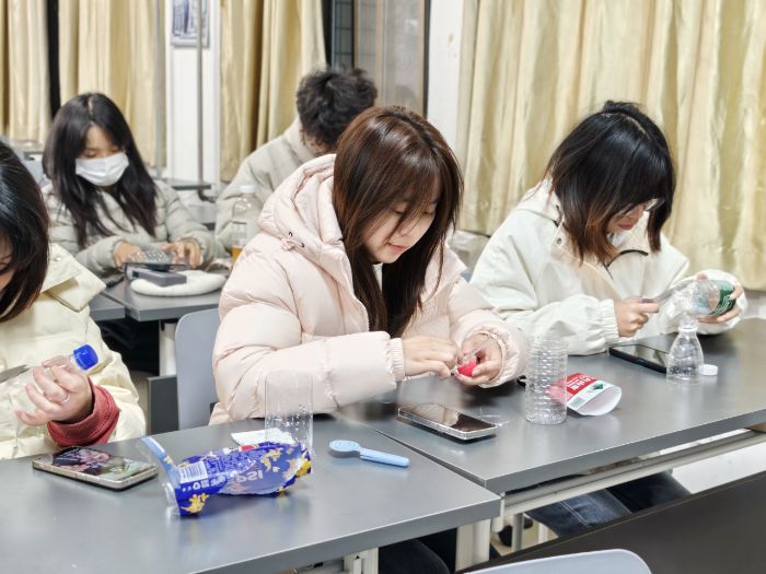 ����ˮ��ˮ���ѧ�˾ӿ�ѧ�����ѧԺ�ٰ조�����ڼ���У�������ԼУ԰���������ջ