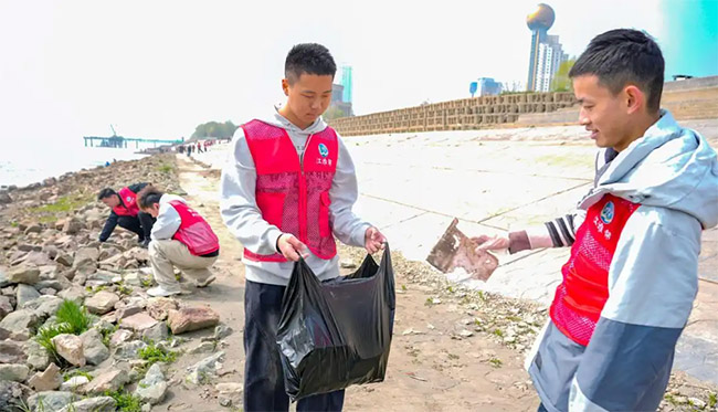 �����ߣ�6����У200����ѧ��־Ը��Ϊĸ�׺ӡ���̲��