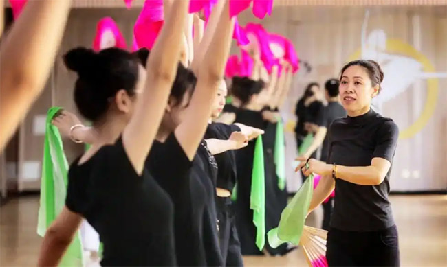 �ӿ��õ��˶�����238����ѧ���ý������衰����ഺ��