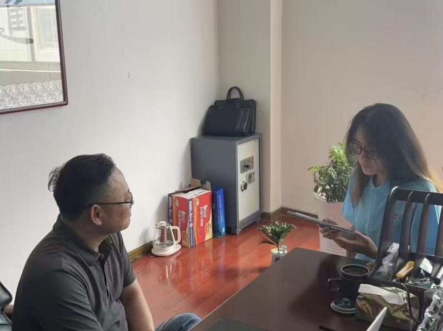实践队员对创始人进行访谈