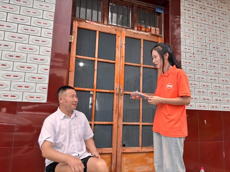 图2 团队成员正在向农户进行问卷调研