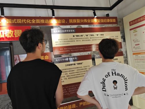 图为实践团成员学习相关案例 王鹏远 供图.jpg
