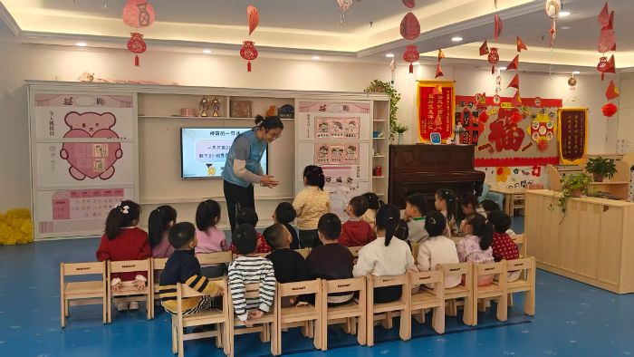 �ĳǴ�ѧ��ѧ����ѧԺ��׷�����㼣��������ͯ��