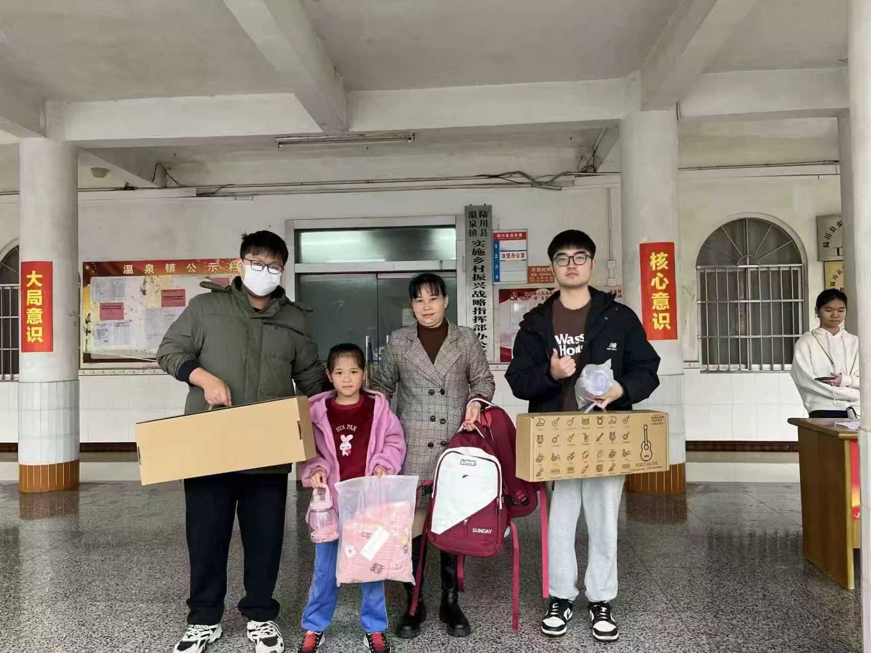 ����ůͯ�� �ഺ�����С�������ʦ����н�����ʵ���˸�����ͯ�����·��