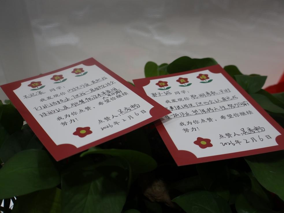 ɽ����ѧѧ������Ӣ�����硰С������Ȥ���ö���ӪԲ������