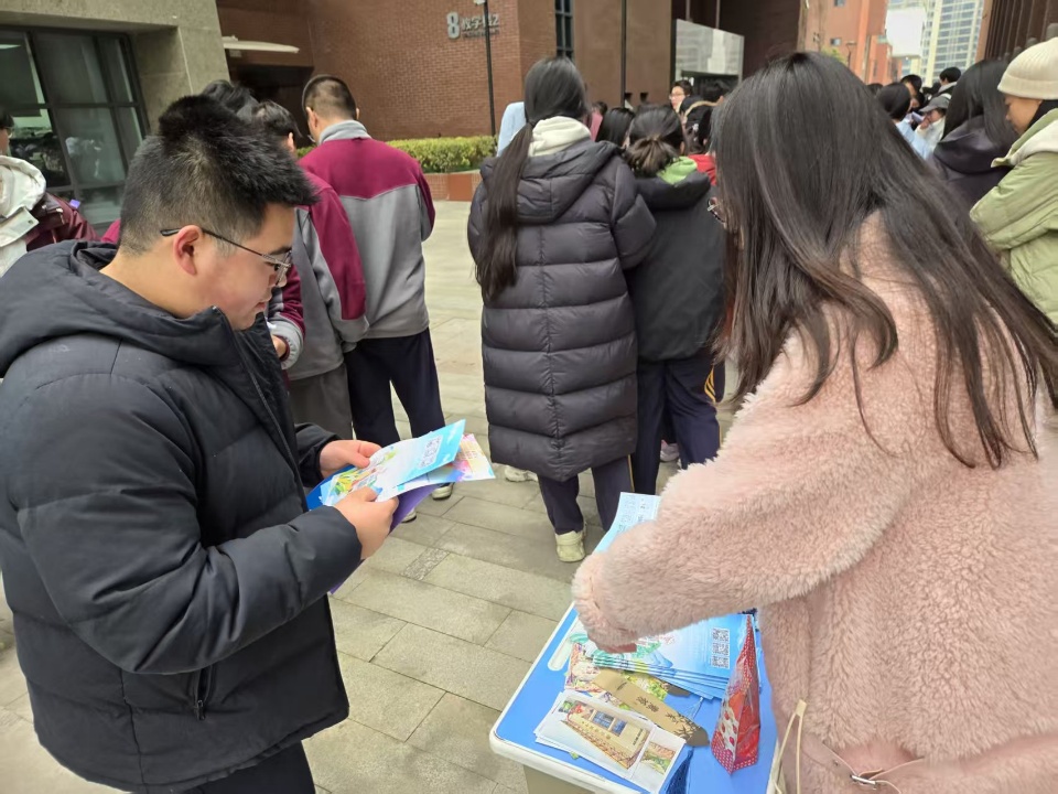 �ж�ĸУ�У�����������������ũѧ�ӷ�У����Ϊ����ѧ�����θ���