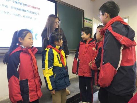 ������ͯ�ģ��ഺ�����磺���ϴ�ѧʵ���������ɽСѧ����ů����