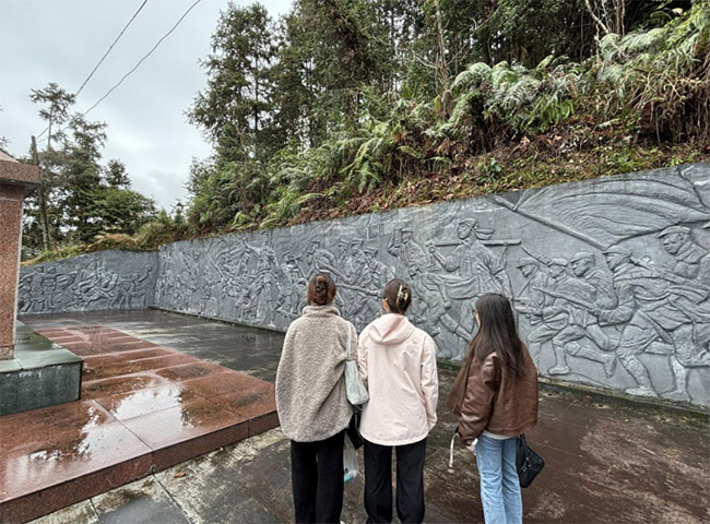 �����ظ�����ʿ��������Ǻ�ɫ��ʷ������Ӣ�Ҿ���