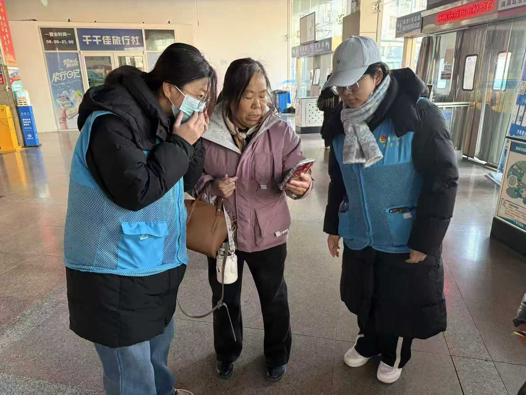 ҽѧԺ��չ��ҽ·ͬ�У���ů��վ���ĳ�����վ־Ը����