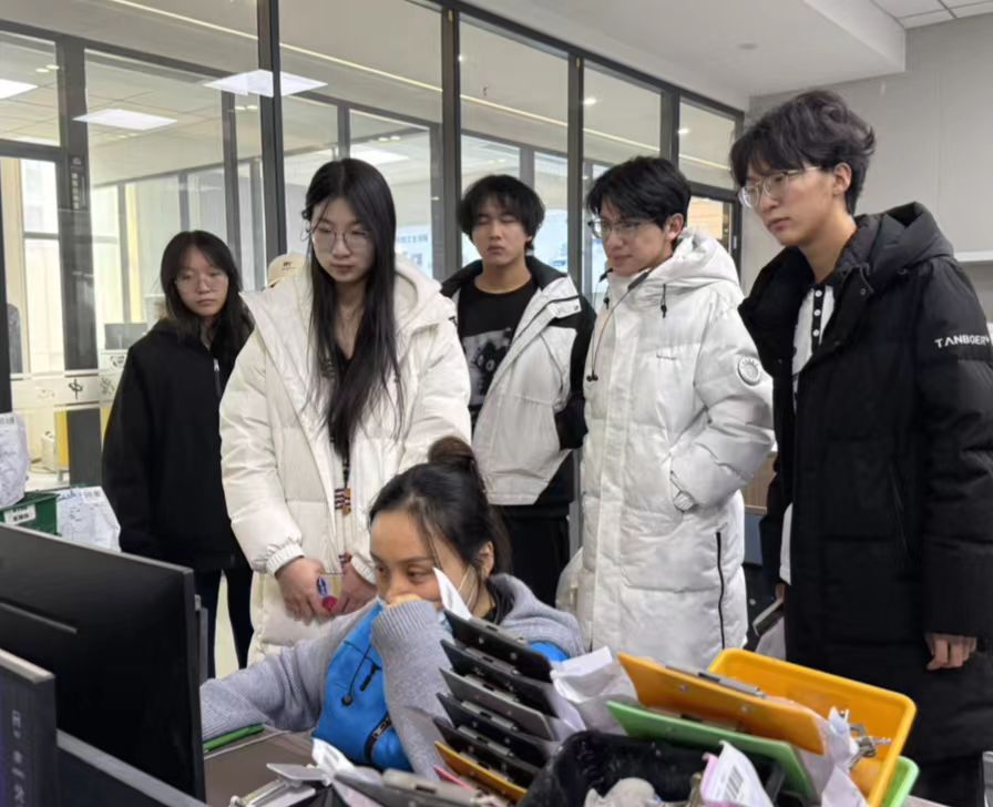 ���ջ�������У�������ѧ�پ�ҵ����ҽѧԺѧ���߽��б��ѿ�ǻ������չ���ʵ��