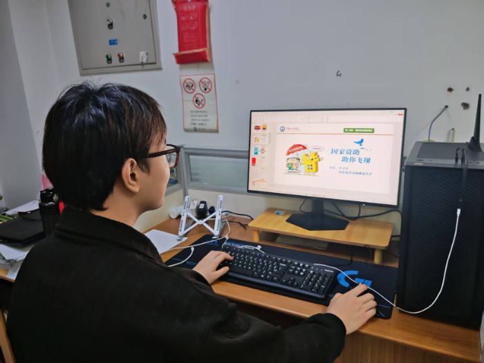 �������߽�У԰���ഺ��������·