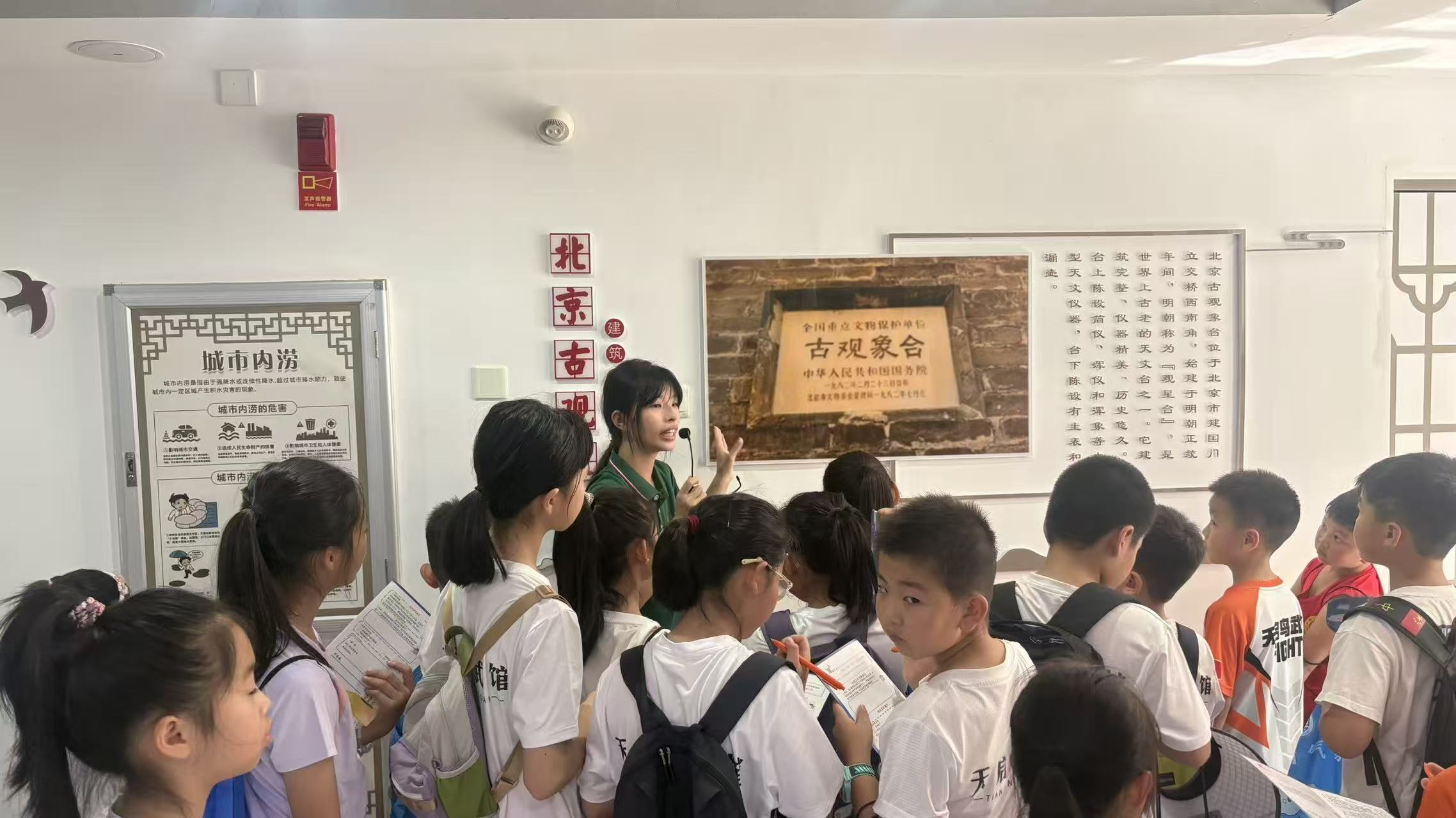 图为“院长妈妈有约”社会实践科普队员为小朋友们科普气象长廊。吴泽钰供图