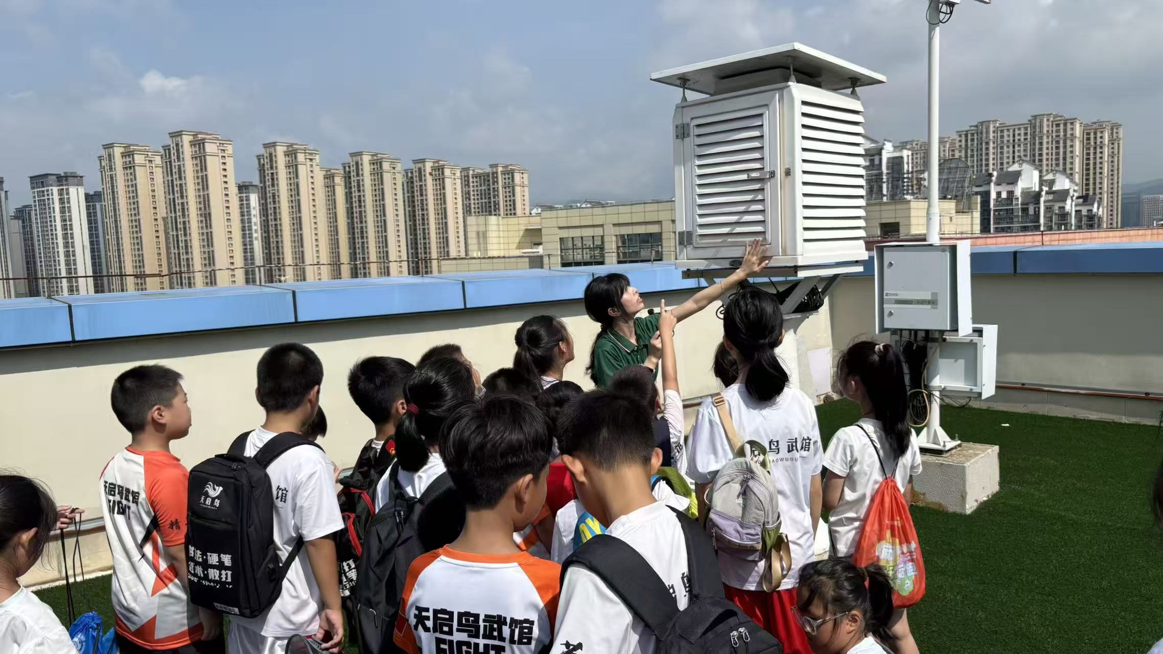 图为“院长妈妈有约”社会实践科普队员为小朋友们科普百叶箱。 施梦晨供图