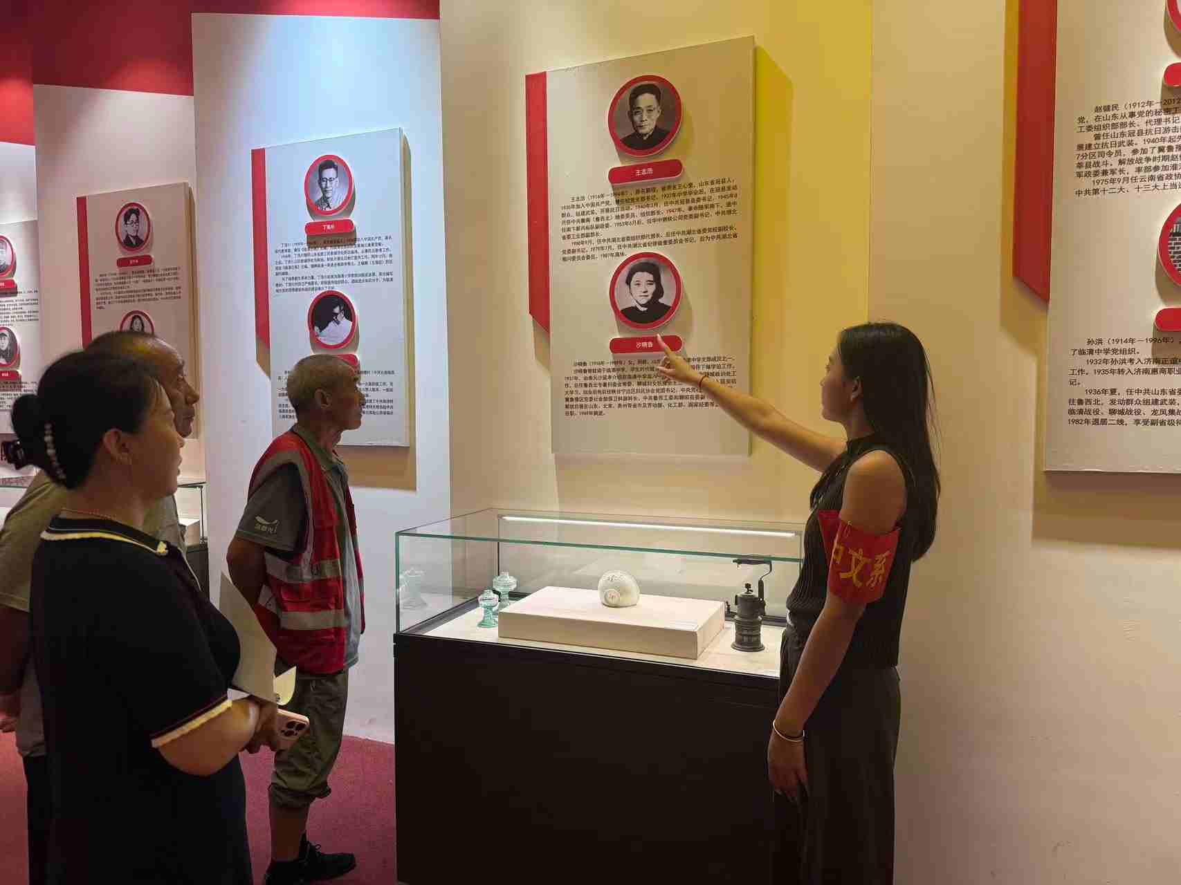 中文系青马工程志愿服务队开展“寻足迹悟真理,传青言润民心”社会实践,队员循着足迹走进文博场馆开展调研宣讲,依托青年宣讲小分队,用“青言青语”传播党的创新理论,在基层实践中厚植青年学子的使命担当。