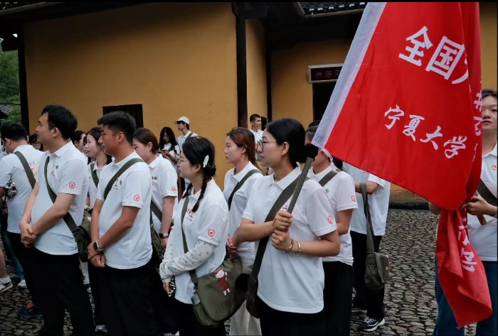 实践团成员认真听讲解