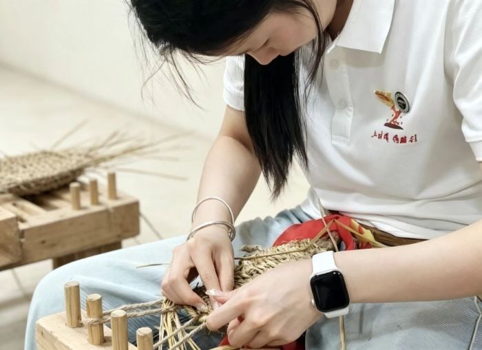 实践团成员体验做草鞋