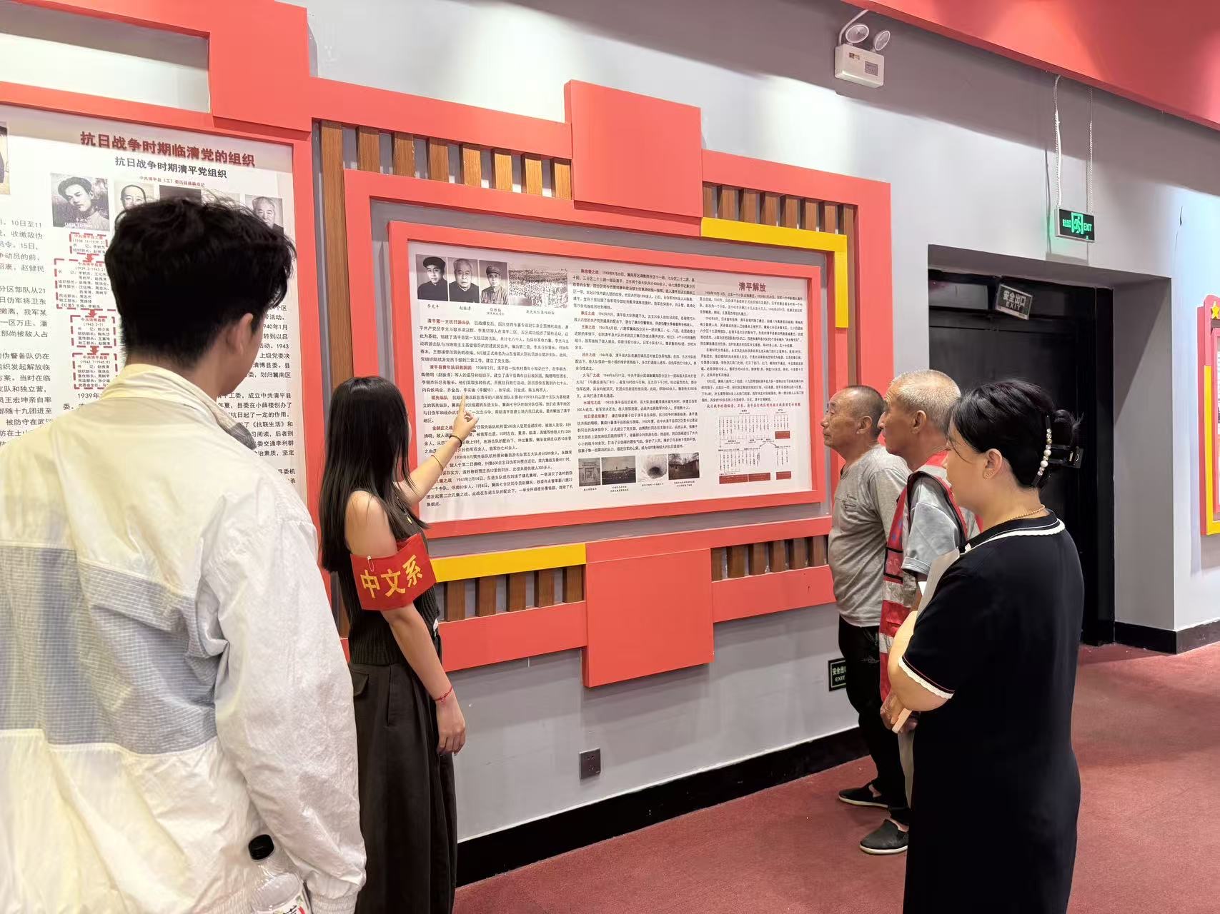 东昌学院中文系学子走进红色场馆开展社会实践,通过研学观摩、场馆志愿服务感悟红色精神,践行青年传播红色文化的使命担当。