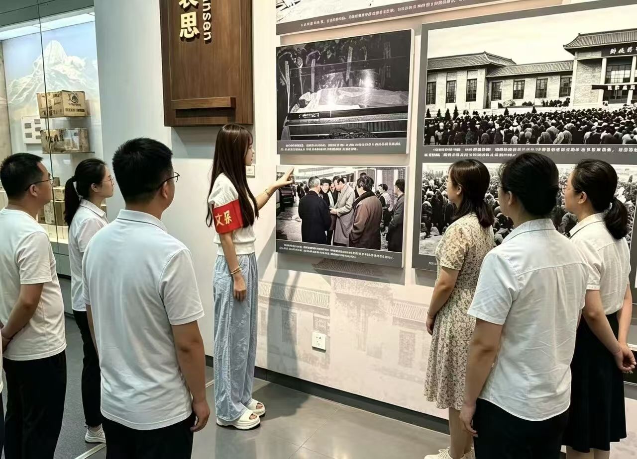 东昌学院中文系学子走进红色场馆开展社会实践,通过研学观摩、场馆志愿服务感悟红色精神,践行青年传播红色文化的使命担当。