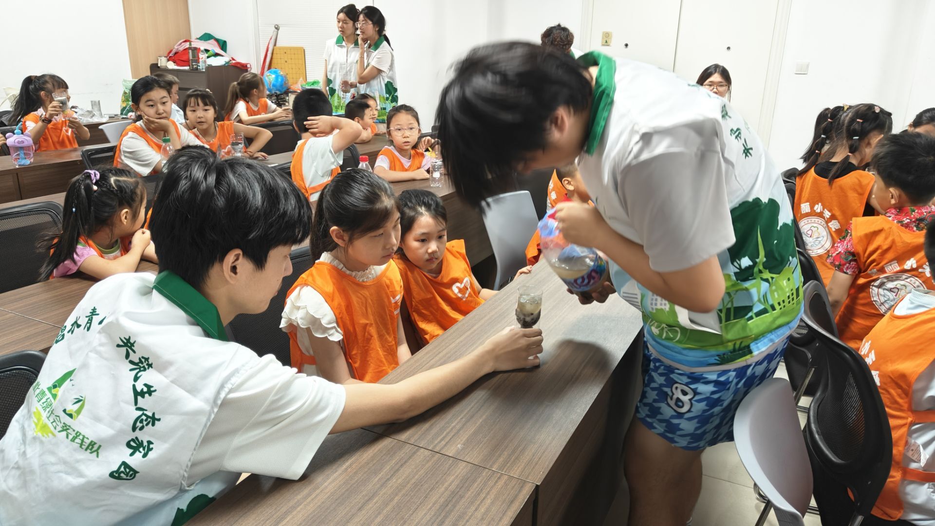 湖北医药学院“只此青绿”志愿服务队走进社区,带领少年儿童开展自制净水器水资源科普志愿实践