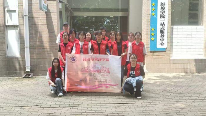 图为同心石榴籽民族团结实践队队员集体合影