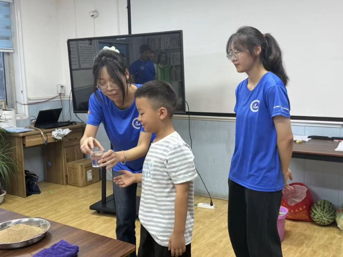 �Ļ�΢�⴫���ߣ�������绤ͯ�����������ġ���΢��ůͯ�У�����������绤�ɳ���ʵ��������������