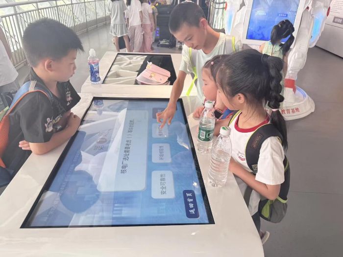 ���ι�����ʶ ���������������人�紨ѧԺ��е���������ѧԺө���ǿ�־Ը�����ſ�չ����˫�߹���ʵ���