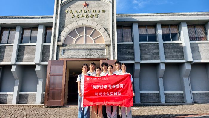 ���κ�ɫ���� �����ܶ�н�𡪡������Ŷ� �ഺ�׵�������ʵ�����߽���ɽͷ��ɫ����������ѧ����