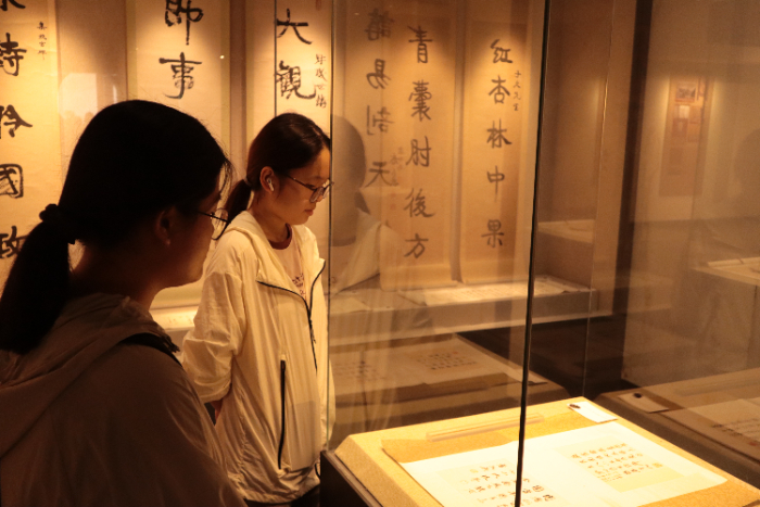 图为实践队员在林则徐纪念馆参观