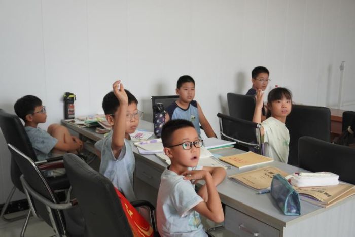 学生踊跃发言回答问题