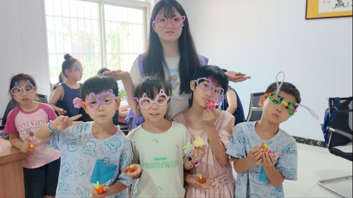 实践队员带领孩子们评比后合影