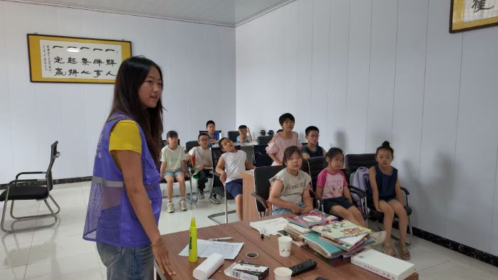 学生积极踊跃进行展示
