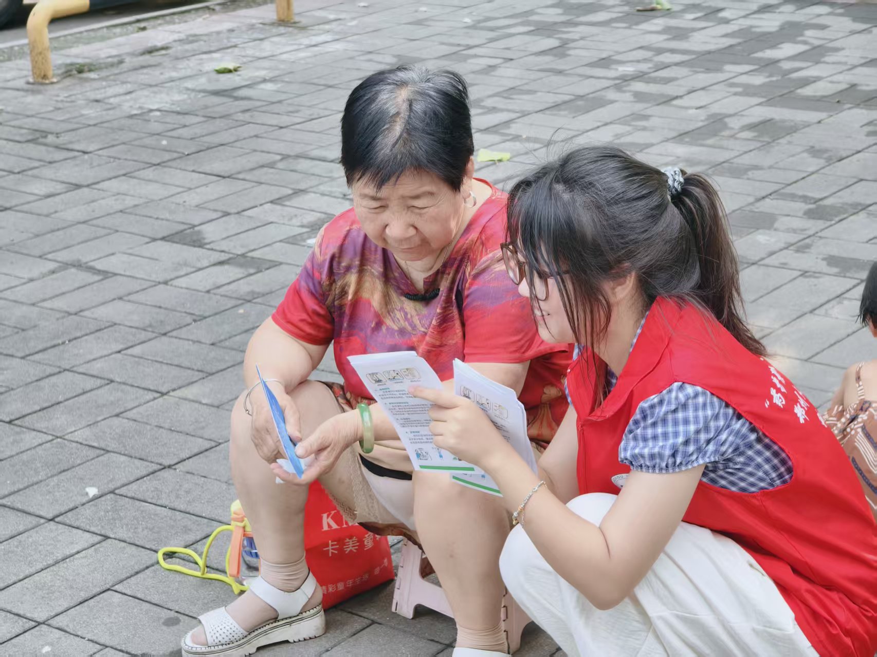 图为实践成员在飞行社区分发宣传手册